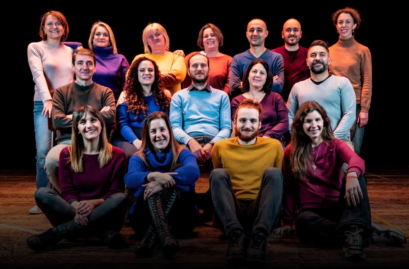 I partecipanti dell'Ensemble Biscantores seduti a teatro